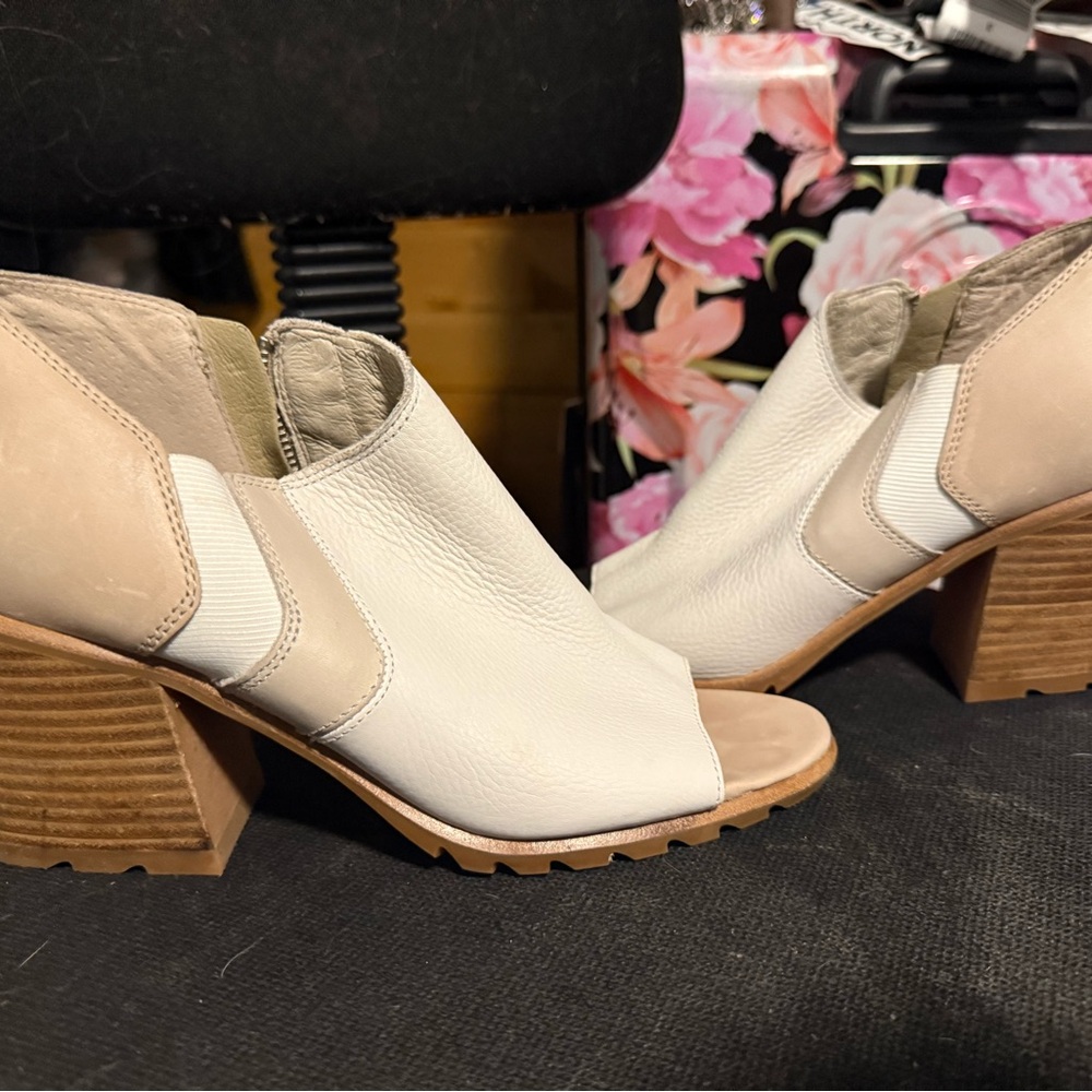 Women's SOREL Nadia White/Tan Open-Toe Block Heel Mule